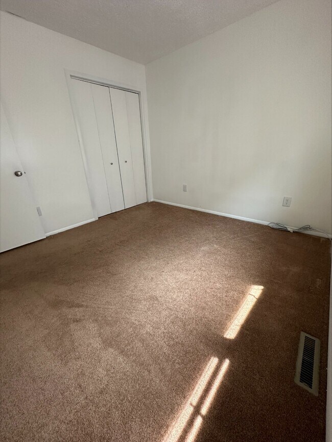 Building Photo - 2 Bedroom Outside of Greenville