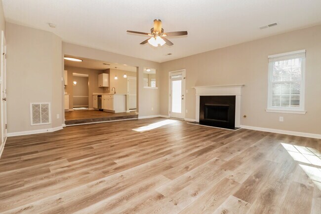 Foto del edificio - 7210 Mahogany Dr