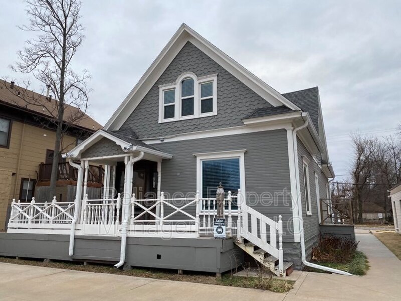 Primary Photo - 2915 E Douglas Ave