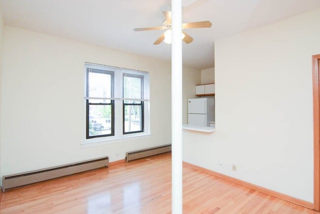 Building Photo - 633 W Barry Ave