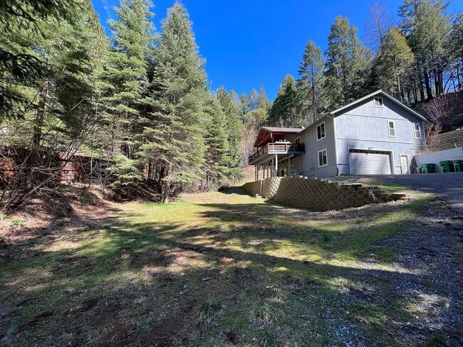 Building Photo - Rare 4-bedroom 3-bath home with studio apartment conveniently located off Starkes Grade Road! Opt...