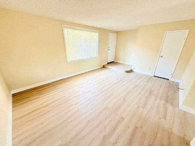 Foto del edificio - Spacious 3-Bedroom Condo in the Indian Canyon Gardens Community