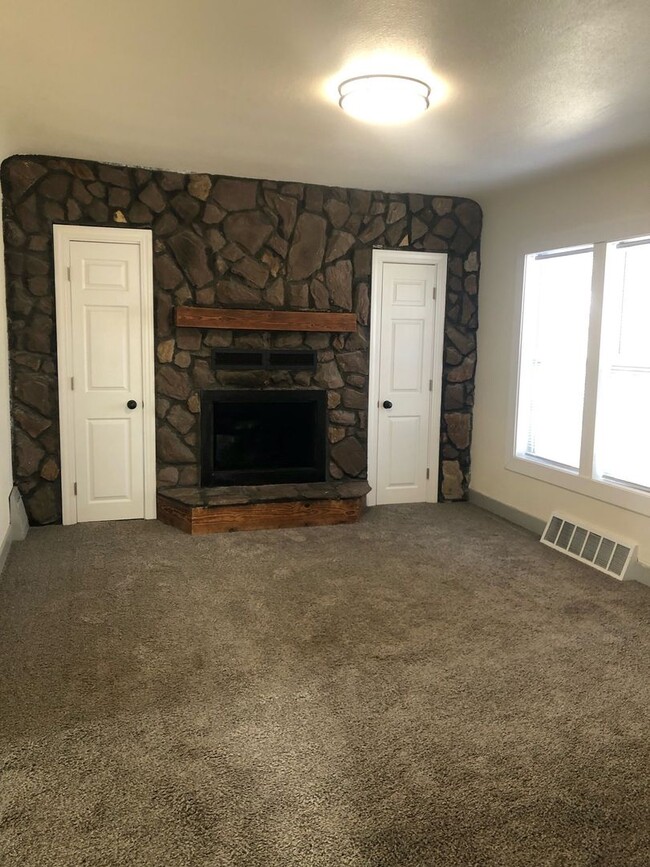 Building Photo - 4 bed 2 bath single family home