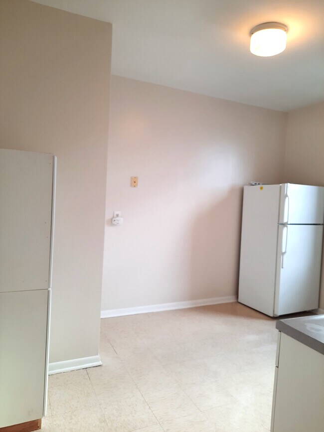 Kitchen - 7111 Palisade Ave
