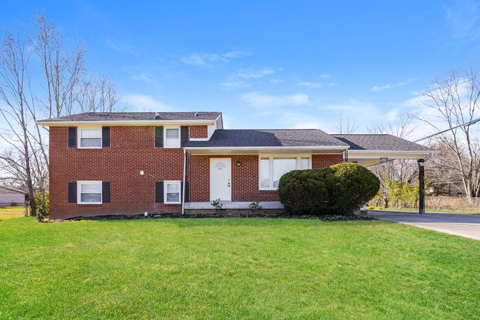 Foto principal - Charming 4-Bedroom Home with Spacious Lawn