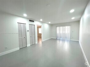 Building Photo - 1035 W 77th St