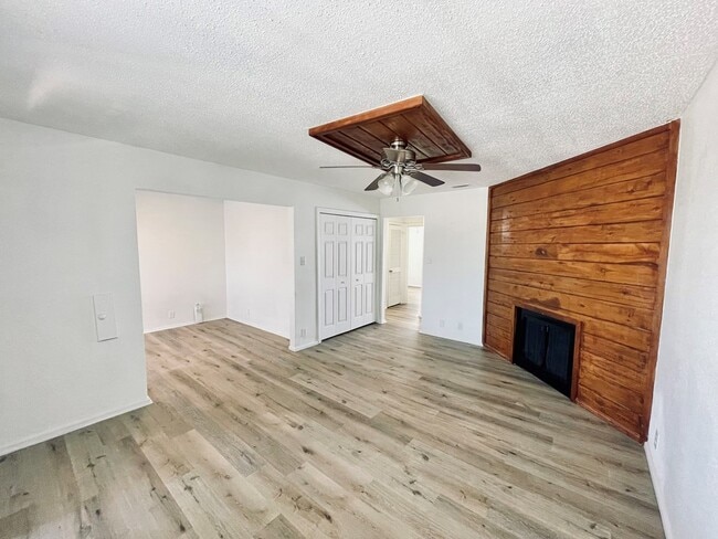 Building Photo - 1203 Redwood St