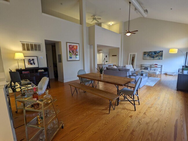 Foto del edificio - Beautiful furnished Penthouse loft in Elizabeth!