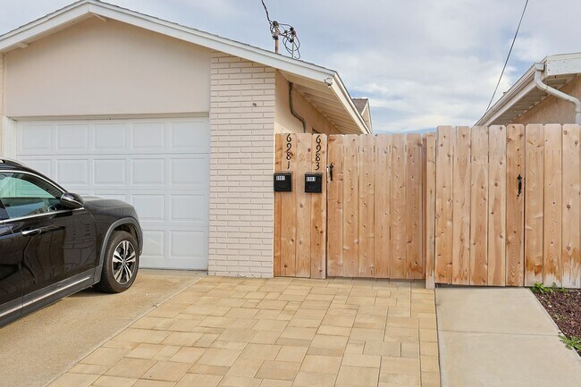 Foto del edificio - ***New Construction 3 Bedroom in University City***