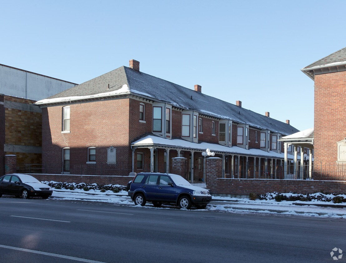 Primary Photo - 1440 N Illinois St