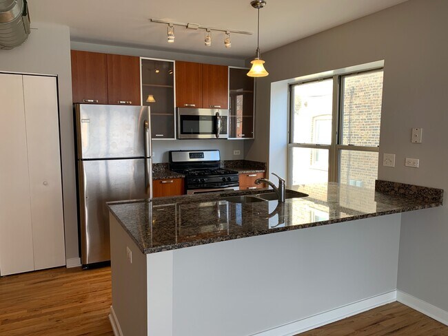 Building Photo - 7510 N Damen Ave