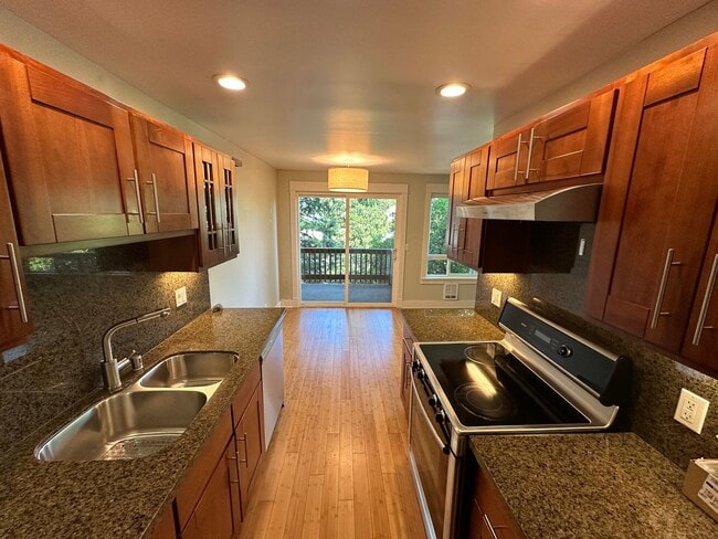 Building Photo - Beautiful Queen Anne Updated 1bd Bath clos...