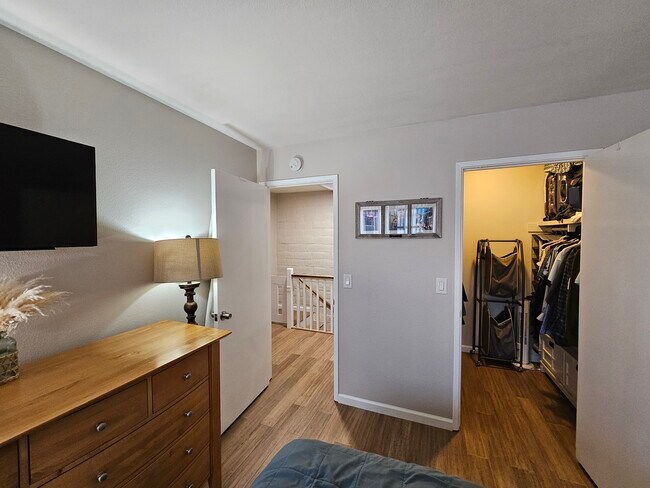 Foto del edificio - 451 Dela Vina Ave