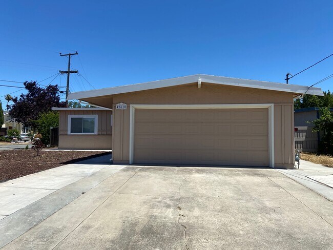 Building Photo - 42610 Newport Dr