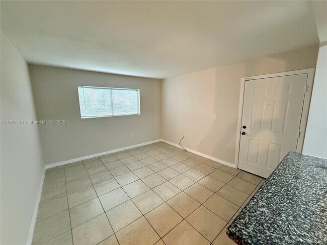 Foto del edificio - 350 Palm Cir W