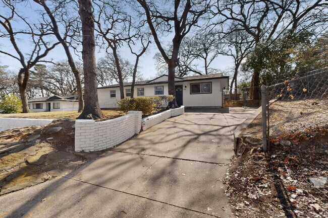 Building Photo - Charming 3-Bed Near TCU