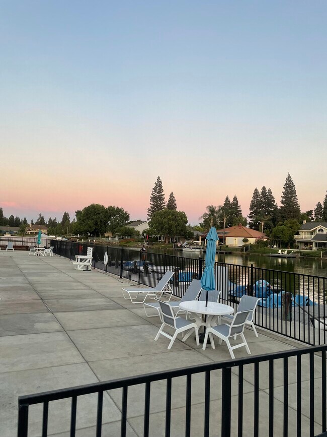 Foto del edificio - 622 E Rock Creek Ln