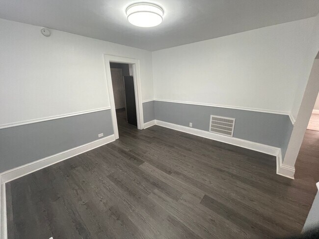 Foto del edificio - 4 bedroom 2 bathroom house available.