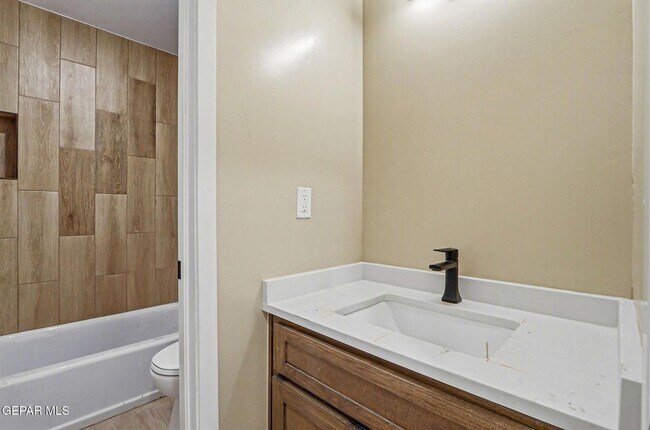 Foto del edificio - 6002 1/2 Pam McCall Drive Unit 5