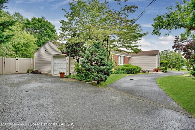 Foto del edificio - 77 Pinewood Ave