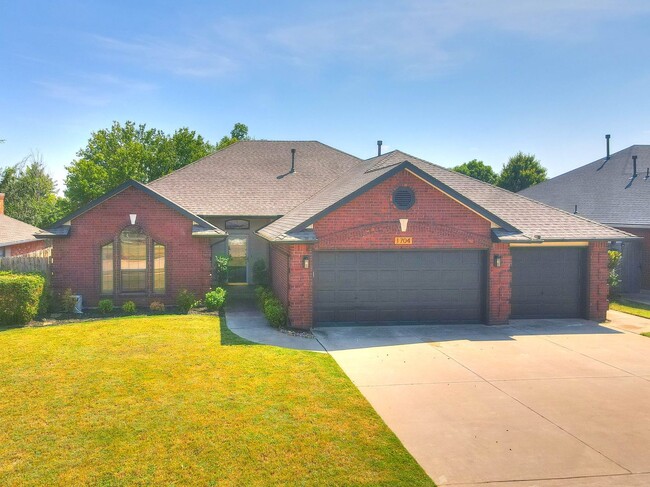 Building Photo - Beautiful 4 Bedroom Home with Inground Poo...