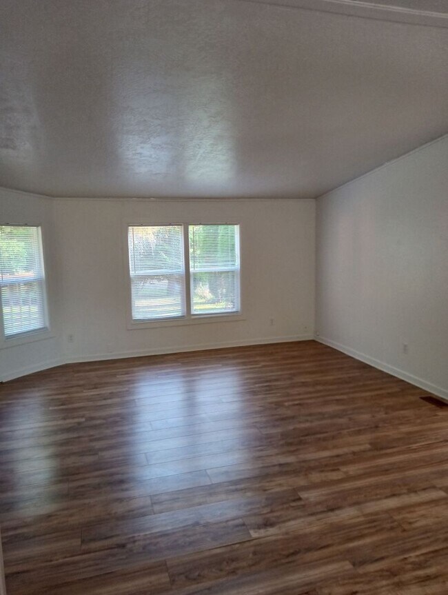 Building Photo - Remodeled 4 Bedroom With Lots of Closet Sp...