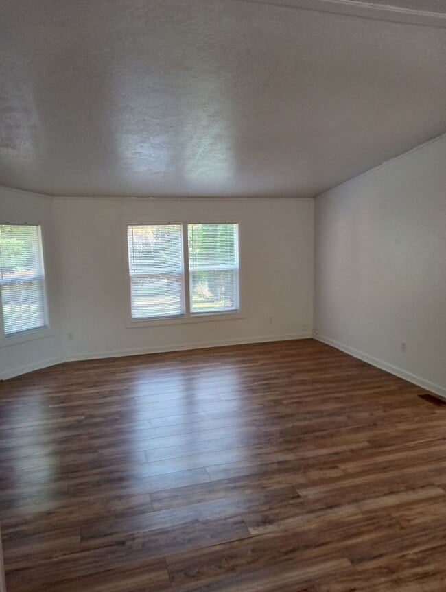 Foto del edificio - Remodeled 4 Bedroom With Lots of Closet Sp...