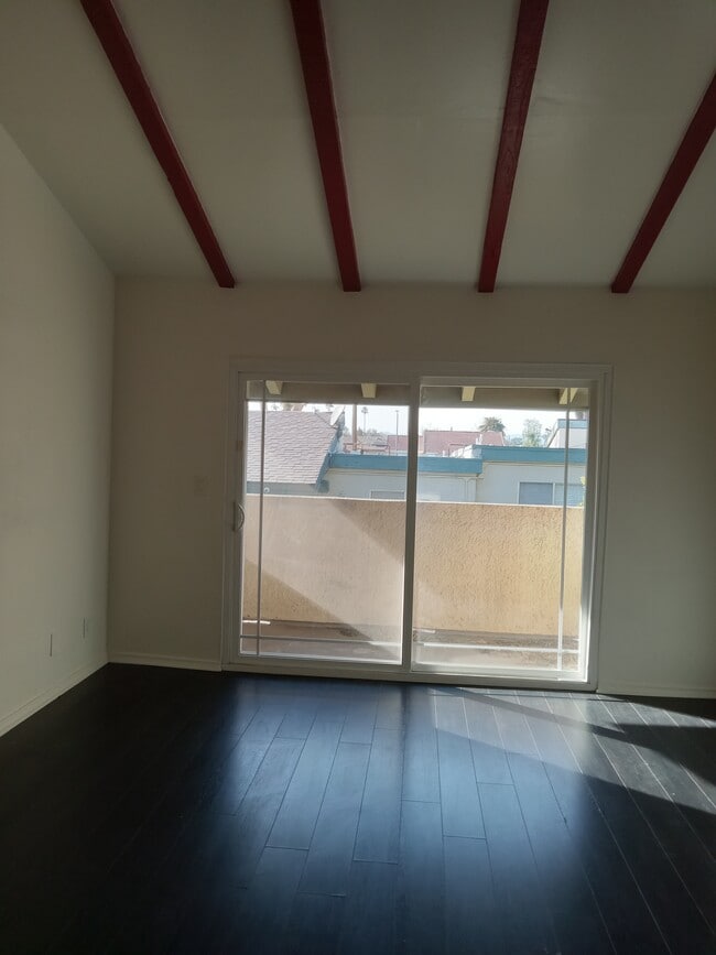 Building Photo - 10636 Woodley Ave