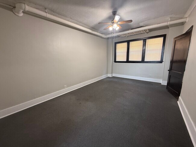 Foto del edificio - 3252 Maple Ave