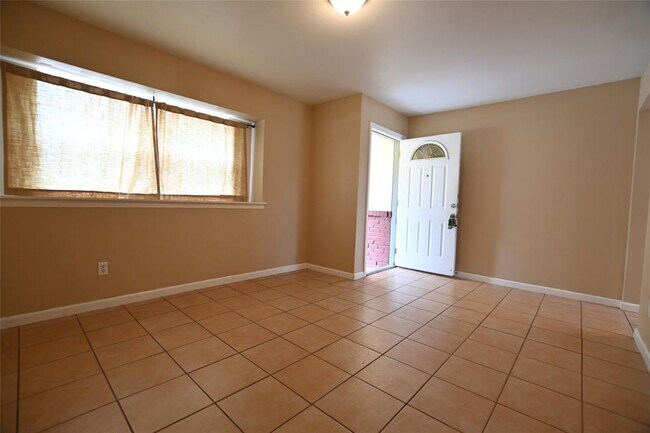 Building Photo - 1607 W Donovan St