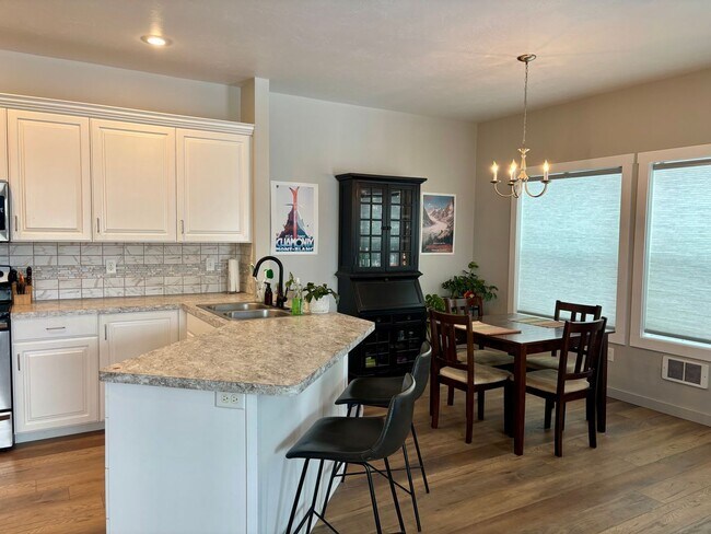 Foto del edificio - Victor - 4BR 3.5 Bath Townhouse Attached Garage