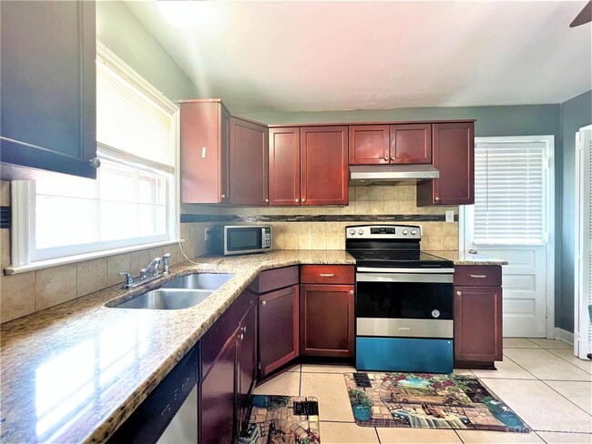 Building Photo - 3034 Rosehill Dr