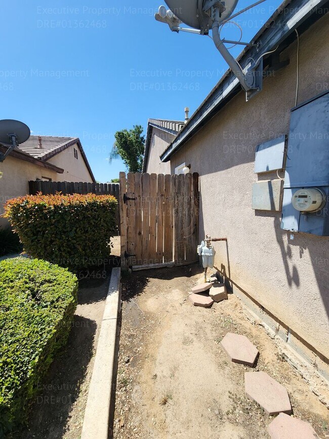 Foto del edificio - 5 bedrooms/ 2 baths Location Olive Dr/ Old Farm Rd