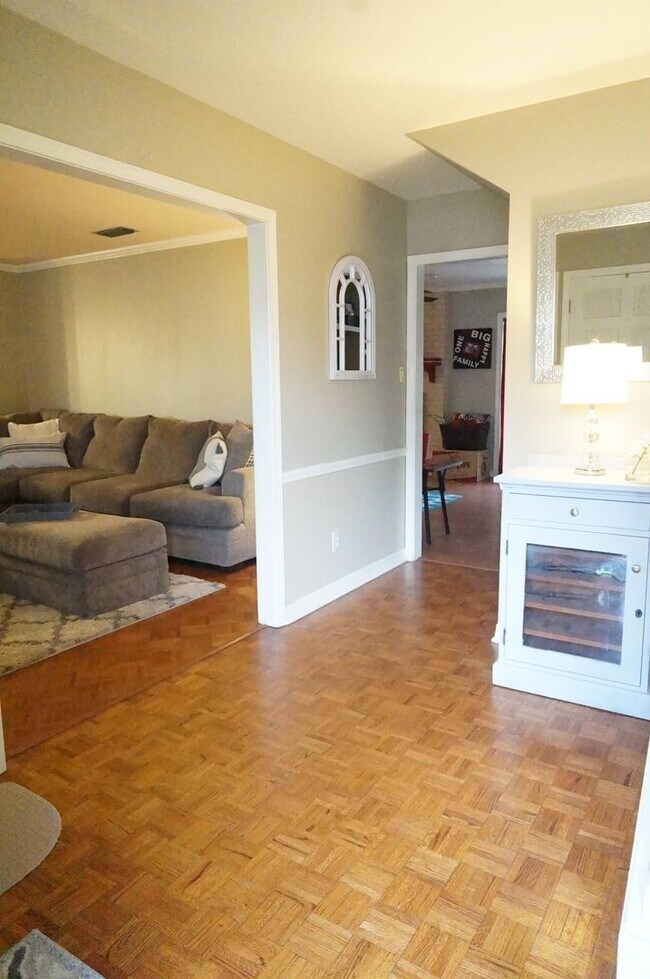 Building Photo - Freshly painted & new flooring 5/2.5, 2,58...