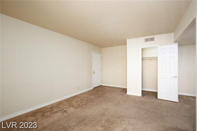 Foto del edificio - 5314 River Glen Dr