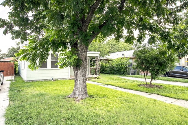 Building Photo - 3br / 2ba house in Woodlawn terrace, close...