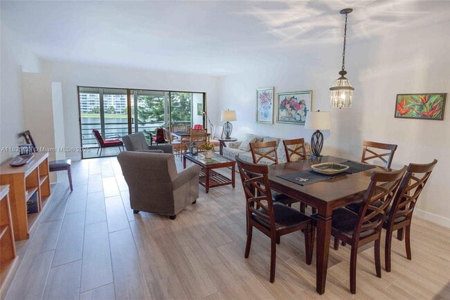 Building Photo - 2751 N Palm Aire Dr