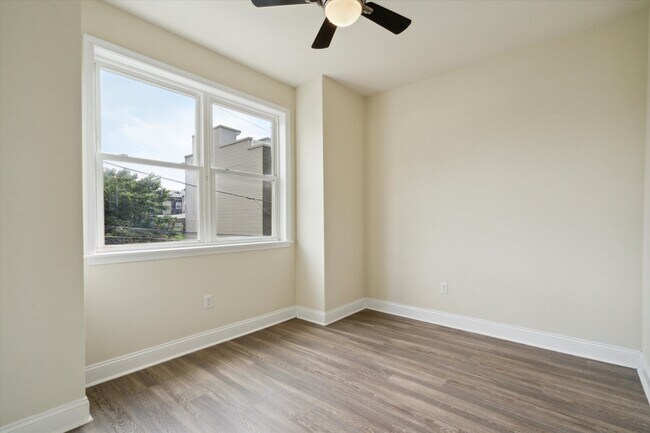 Building Photo - 1521 W Seybert St