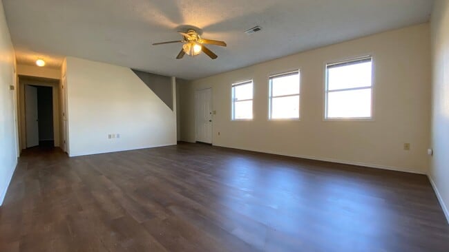 Building Photo - 3 Bedroom, 2 Bathroom Home with a Fenced I...