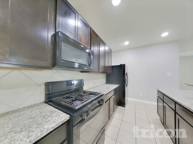 Building Photo - 210 Pequin Rd