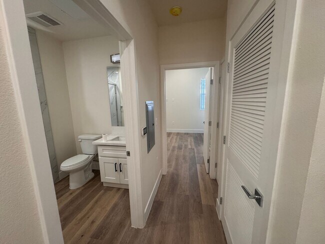 Foto del edificio - 1015 W 21st St