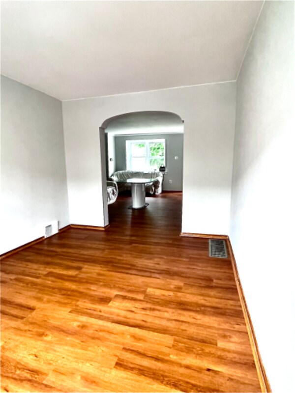 Building Photo - 2104 Longshore Ave