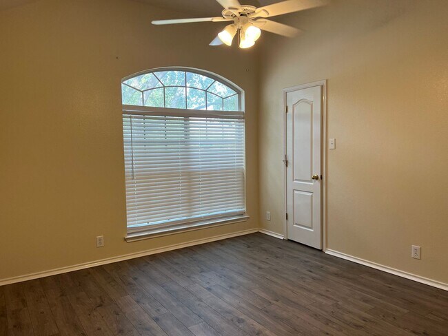 Foto del edificio - Welcome home to 200 Cordero!