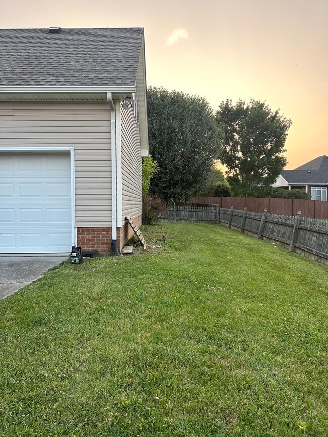 Building Photo - 125 Foxrun