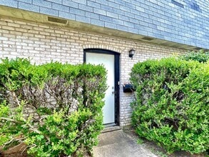 Building Photo - 5806 Belmoor Dr