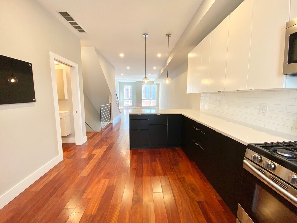 Primary Photo - Luxurious 2 Bedroom Apartment in the Heart...