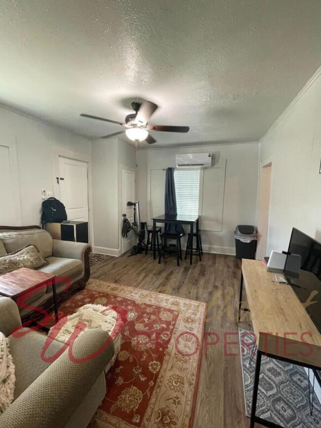 Building Photo - Your own private 1 bedroom oasis!