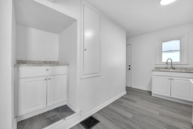 Building Photo - 2383 Hiawatha Park Dr