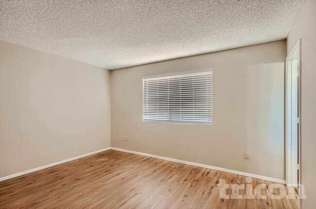 Building Photo - 4201 W Sunnyside Ave