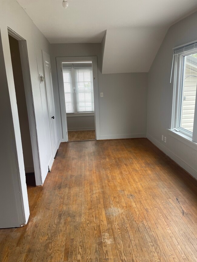 Building Photo - 362 W 4th St